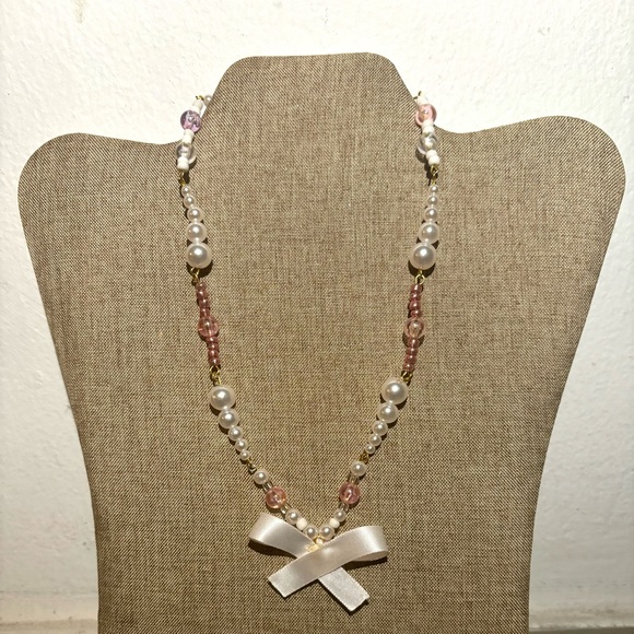 Coquette beads necklace 💗

Bead necklace with a white bow (not a chocker) - Picture 1 of 2
